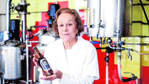 Laura Teixeira posa con un botellín de cerveza CUL